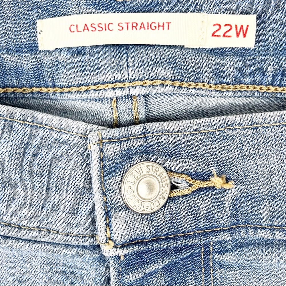 LEVI’S Light Wash Classic Straight High Rise Jeans, Size 22W - Picture 3 of 11